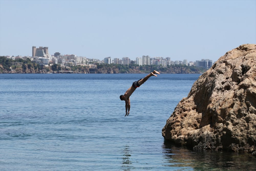 Antalya'da Sıcak Havada Bunalanlar Serinlemek İçin Sahilleri Tercih Etti