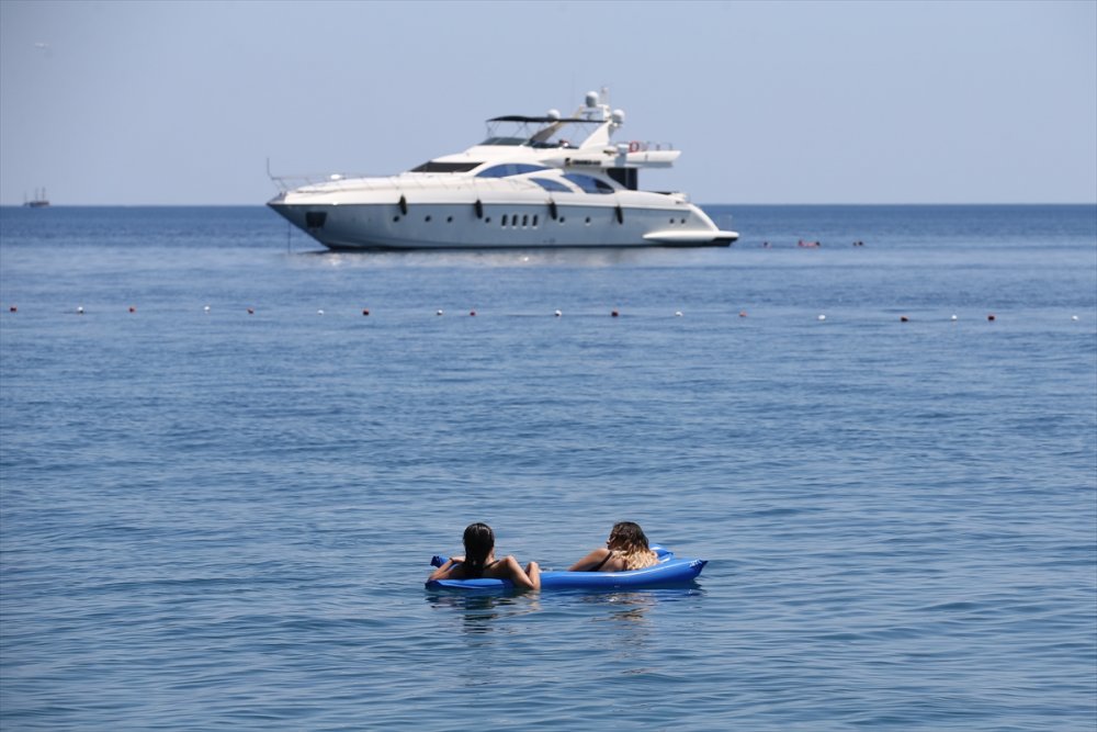 Antalya'da Sıcak Havada Bunalanlar Serinlemek İçin Sahilleri Tercih Etti