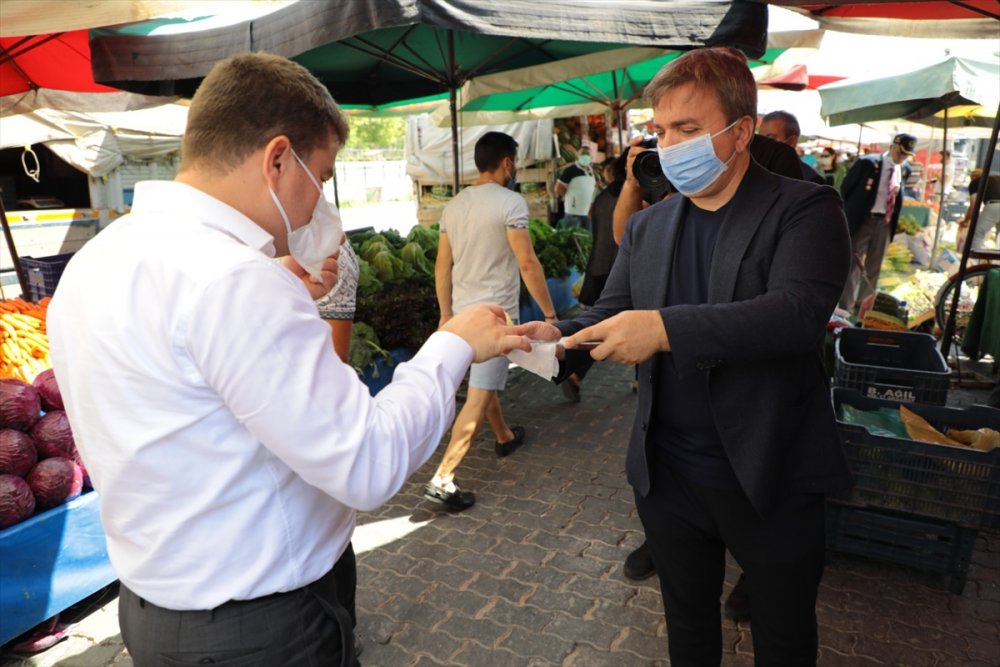 "Sizin Paranız Burada Geçmez" Diyen Pazar Esnafı, Vali Aydoğdu'nun Israrına Rağmen Ücret Almadı
