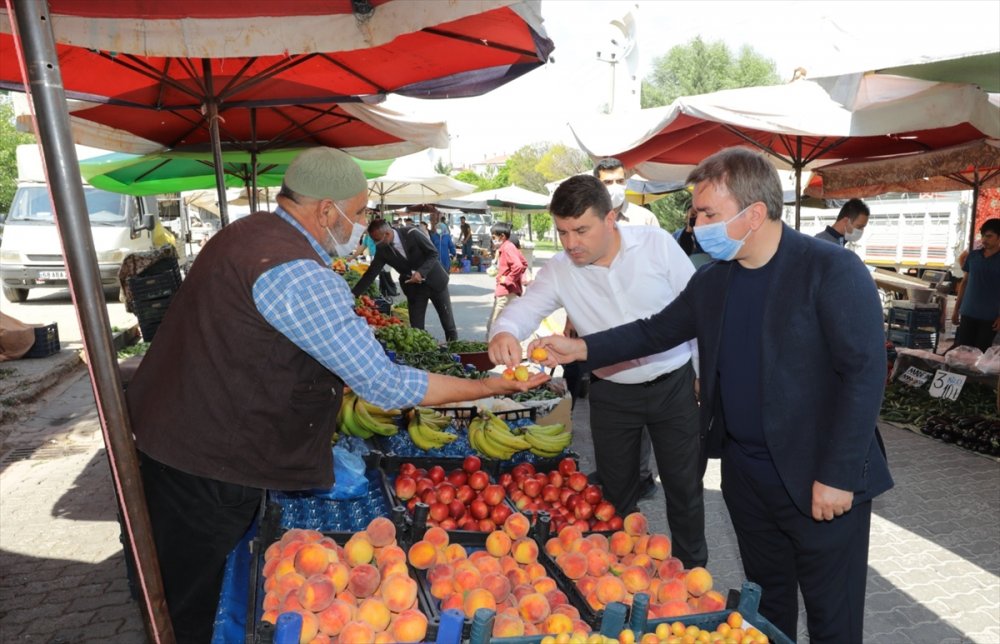 "Sizin Paranız Burada Geçmez" Diyen Pazar Esnafı, Vali Aydoğdu'nun Israrına Rağmen Ücret Almadı