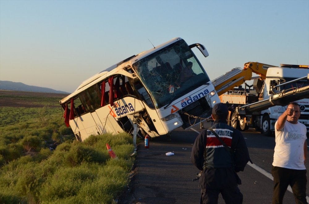 Aksaray'da Can Pazarı : Otobüs Devrildi