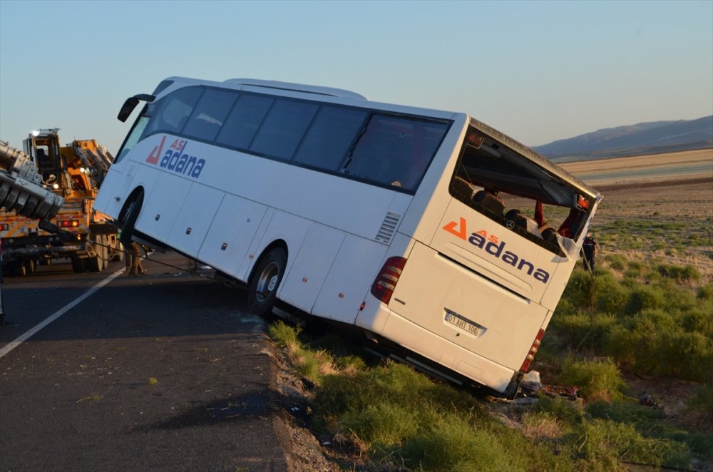 Aksaray'da Can Pazarı : Otobüs Devrildi