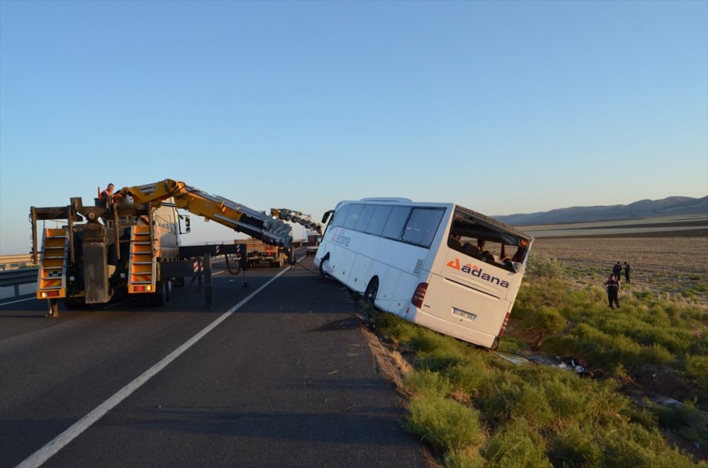 Aksaray'da Can Pazarı : Otobüs Devrildi
