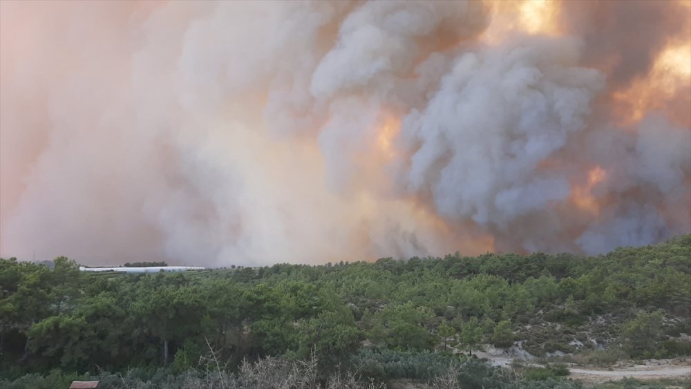 Antalya'da Çıkan Orman Yangınına Havadan Ve Karadan Müdahale Ediliyor