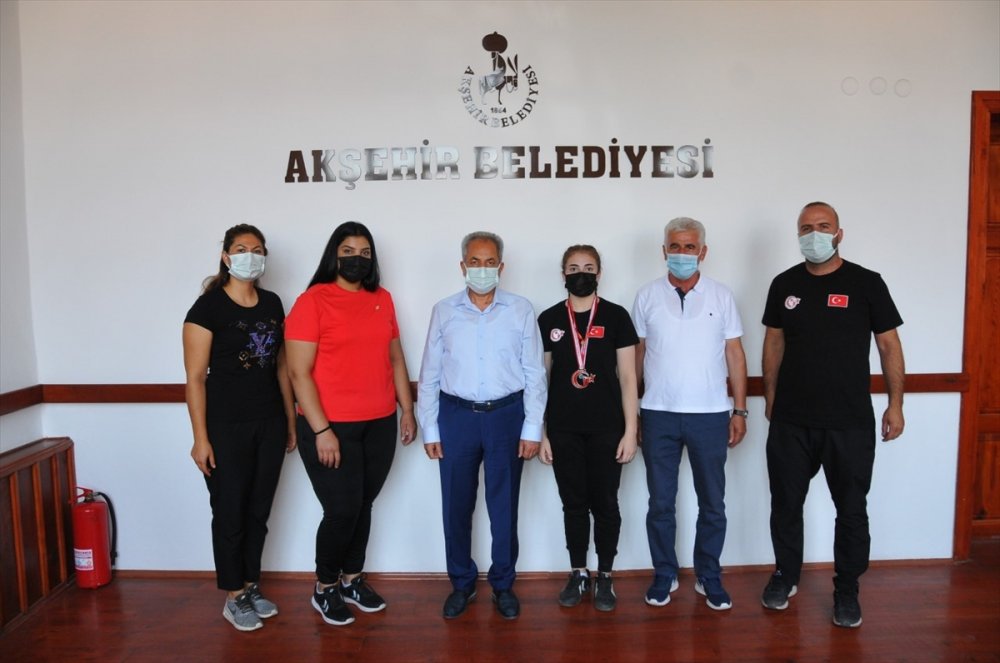 Başarılı Sporcular Başkan Akkaya’yı Ziyaret Etti