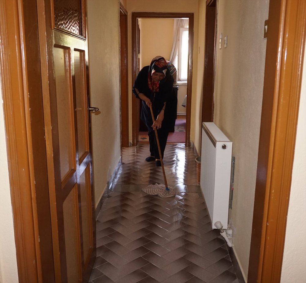 Beypazarı'nda Kimsesiz Ve Bakıma Muhtaç Kişilerin Evlerini "Şefkat Eli" Temizliyor