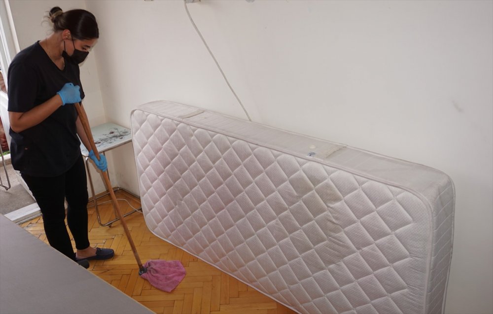 Beypazarı'nda Kimsesiz Ve Bakıma Muhtaç Kişilerin Evlerini "Şefkat Eli" Temizliyor