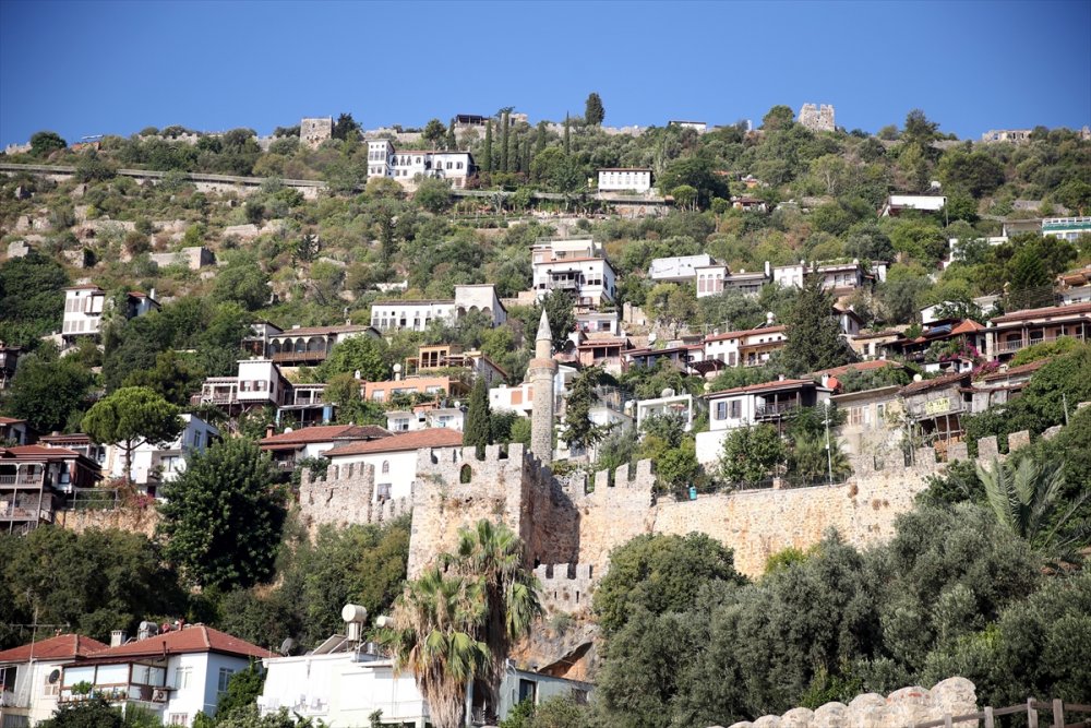 Surlarla Çevrili Koruma Altındaki Mahallenin Sakinleri Tarihi Yapılarla İç İçe Yaşıyor