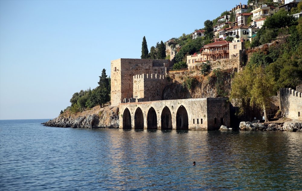 Surlarla Çevrili Koruma Altındaki Mahallenin Sakinleri Tarihi Yapılarla İç İçe Yaşıyor