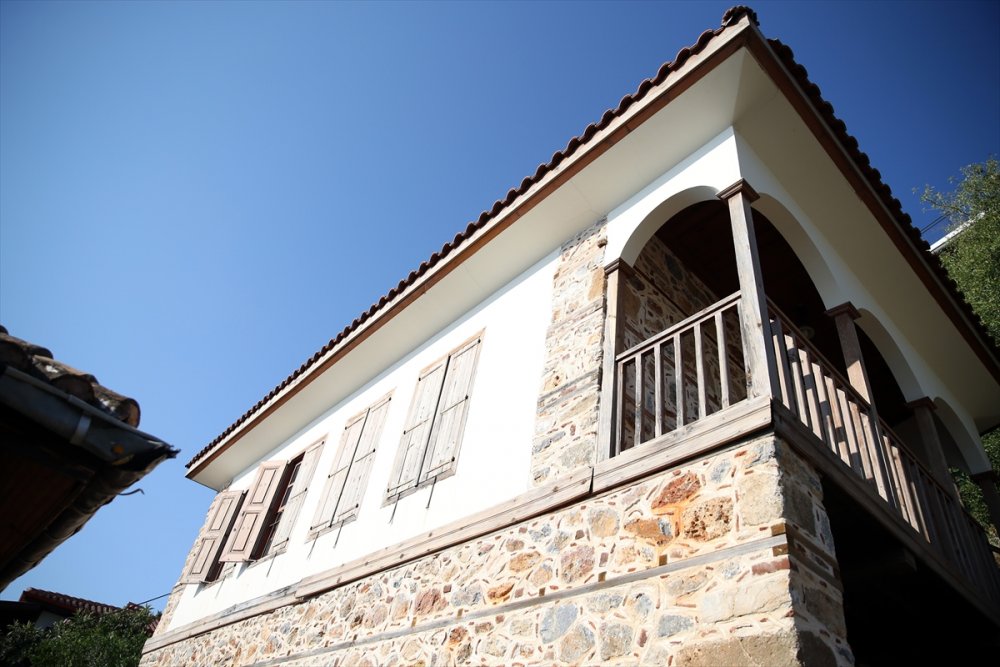 Surlarla Çevrili Koruma Altındaki Mahallenin Sakinleri Tarihi Yapılarla İç İçe Yaşıyor