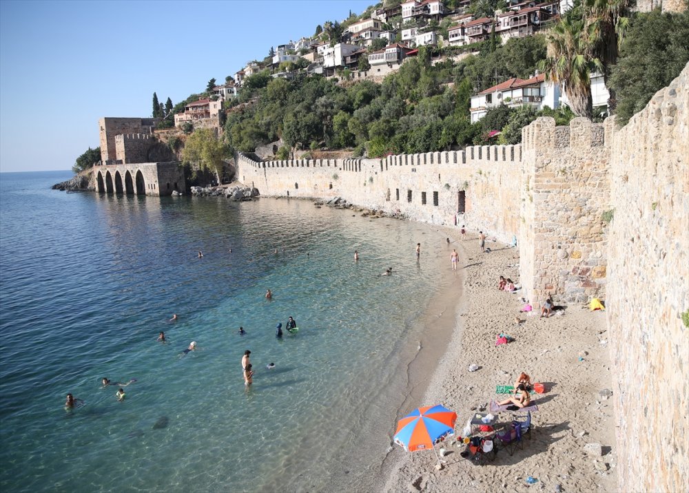 Surlarla Çevrili Koruma Altındaki Mahallenin Sakinleri Tarihi Yapılarla İç İçe Yaşıyor