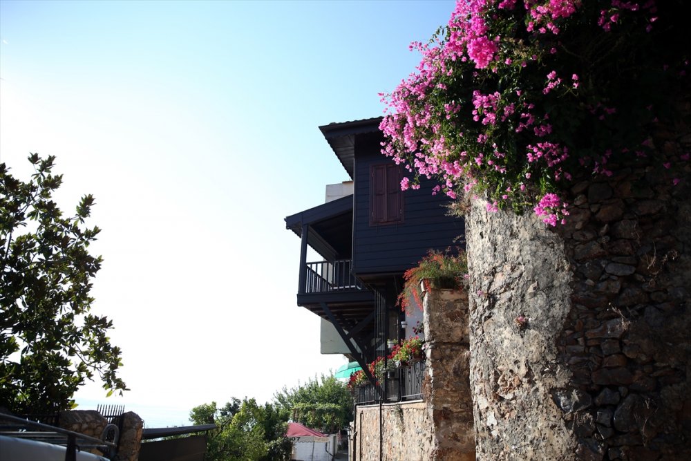 Surlarla Çevrili Koruma Altındaki Mahallenin Sakinleri Tarihi Yapılarla İç İçe Yaşıyor