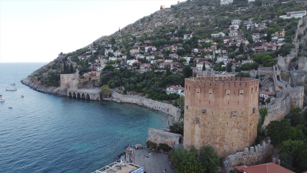 Surlarla Çevrili Koruma Altındaki Mahallenin Sakinleri Tarihi Yapılarla İç İçe Yaşıyor