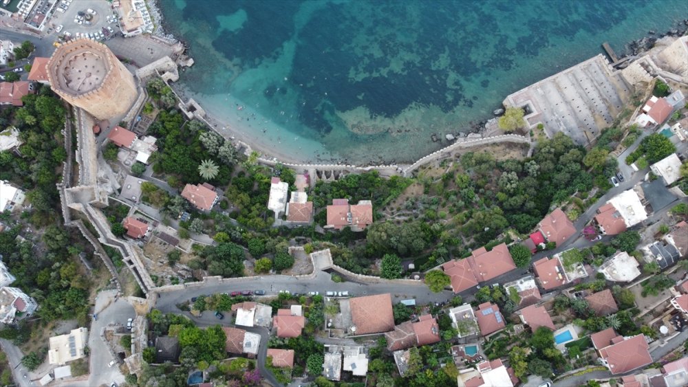 Surlarla Çevrili Koruma Altındaki Mahallenin Sakinleri Tarihi Yapılarla İç İçe Yaşıyor