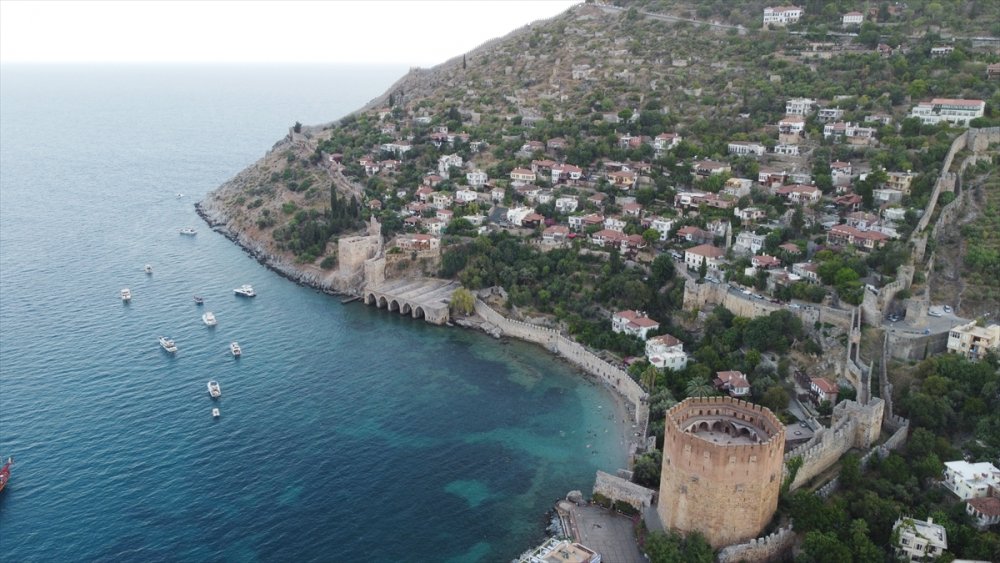 Surlarla Çevrili Koruma Altındaki Mahallenin Sakinleri Tarihi Yapılarla İç İçe Yaşıyor