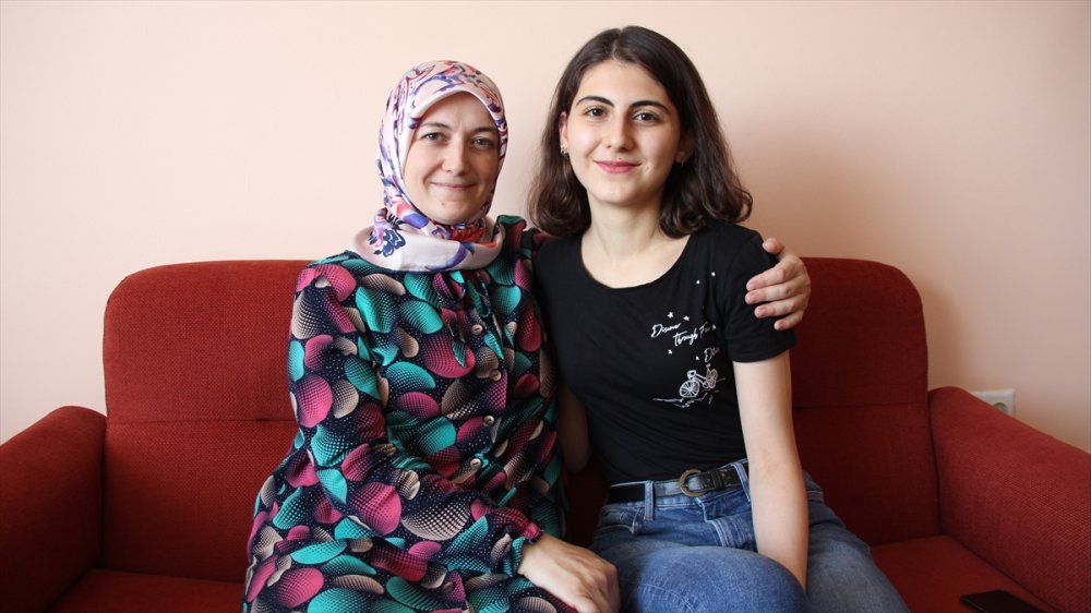 YKS'de AYT Eşit Ağırlık Birincisi Konyalı Melike Demirbağ, Başarıya Nasıl Ulaştığını Anlattı