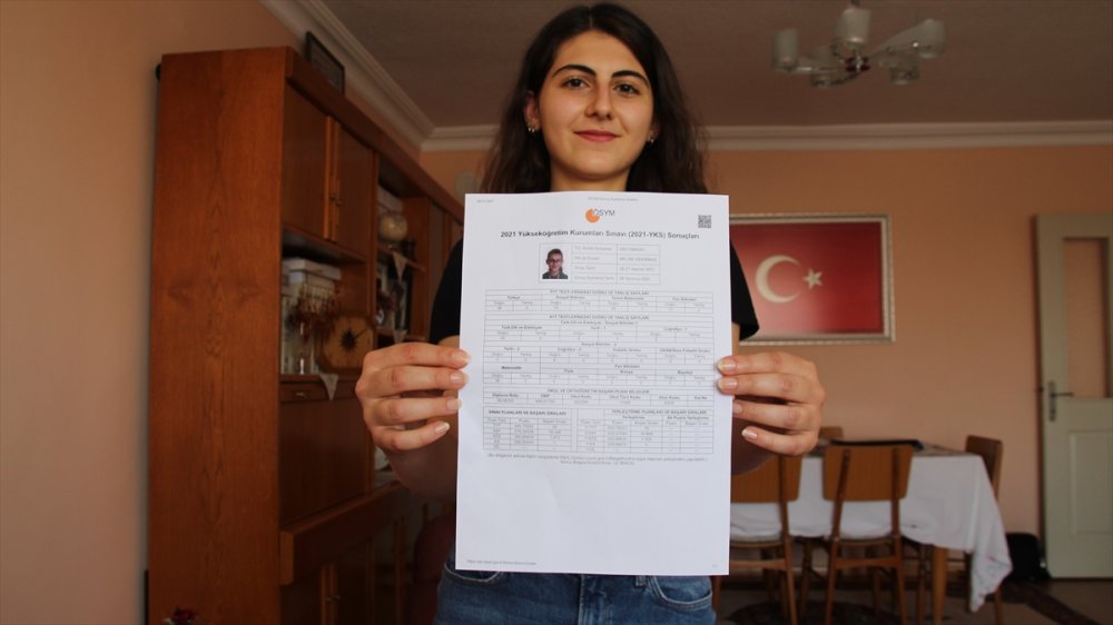 YKS'de AYT Eşit Ağırlık Birincisi Konyalı Melike Demirbağ, Başarıya Nasıl Ulaştığını Anlattı