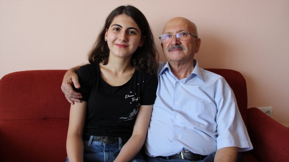 YKS'de AYT Eşit Ağırlık Birincisi Konyalı Melike Demirbağ, Başarıya Nasıl Ulaştığını Anlattı