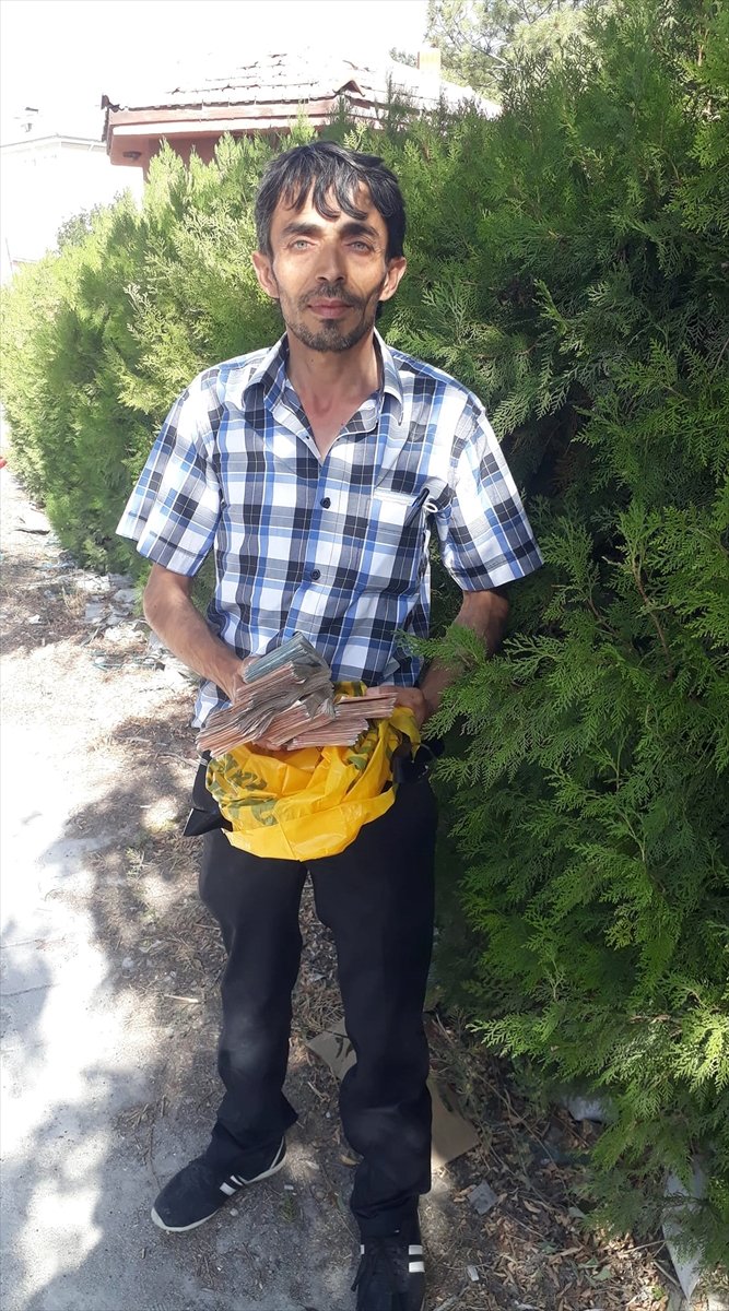 Konya'da Makine Ustası, Bankanın Kendisine Yanlışlıkla Ödediği 40 Bin Lirayı İade Etti