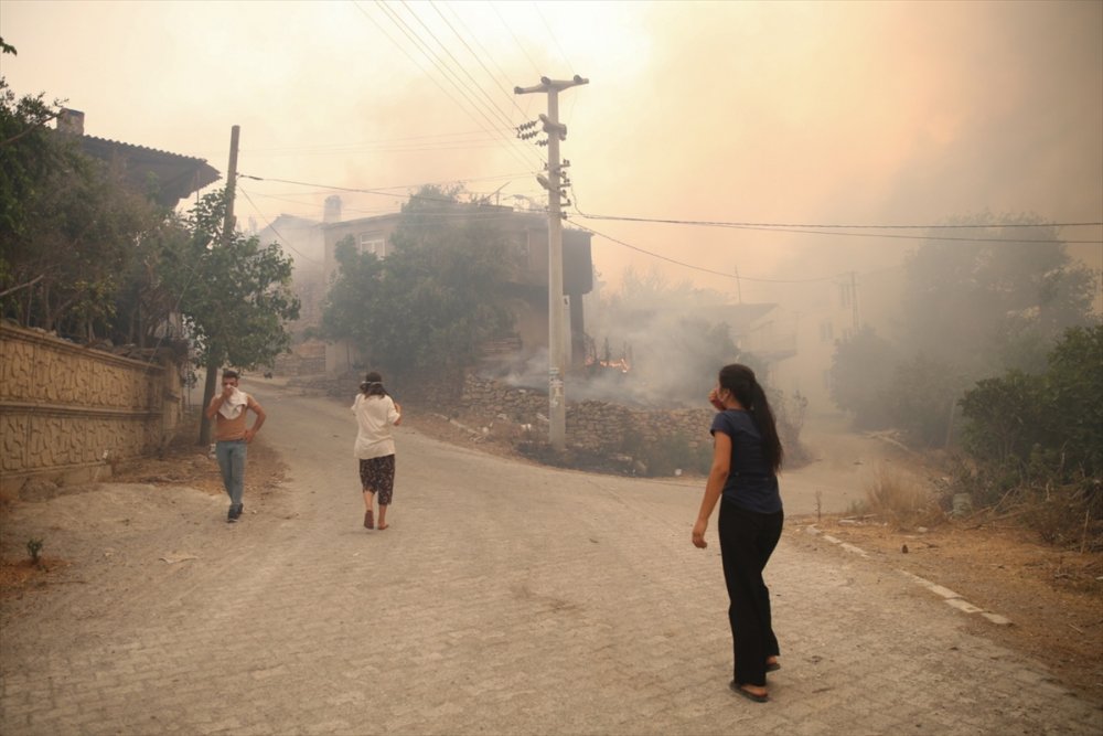 Manavgat Ve Akseki'deki Orman Yangınlarına Havadan Müdahale Başladı