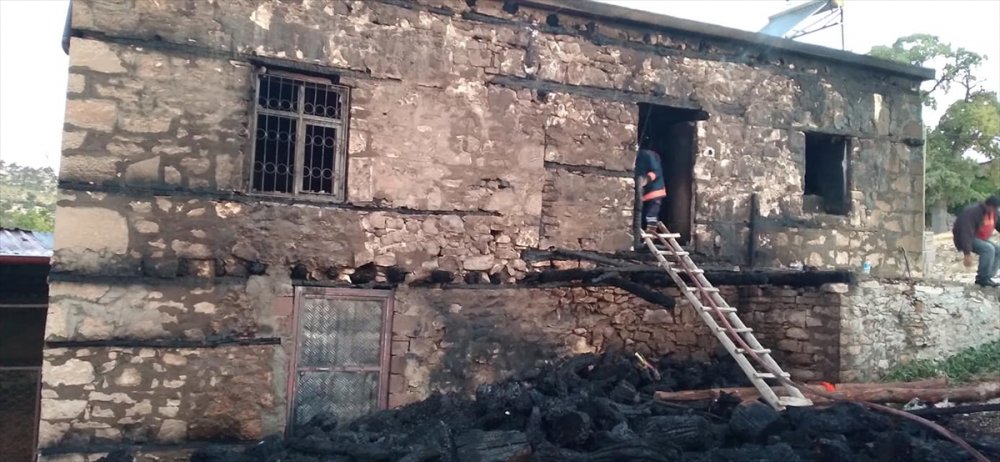 Mersin'de Müstakil Evde Çıkan Yangın Söndürüldü
