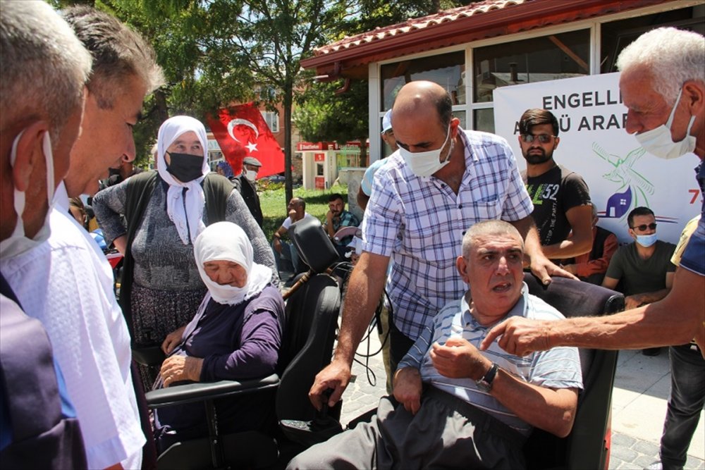 Yalıhüyük’te Engellilere Akülü Araç Hediye Edildi