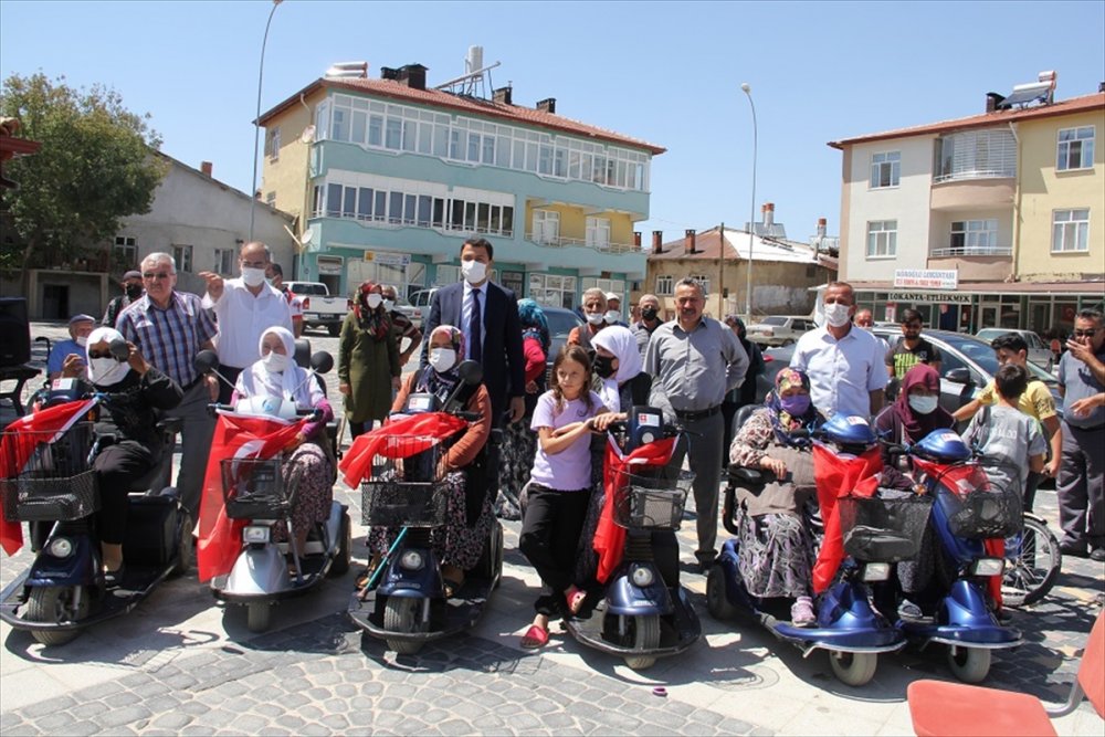 Yalıhüyük’te Engellilere Akülü Araç Hediye Edildi