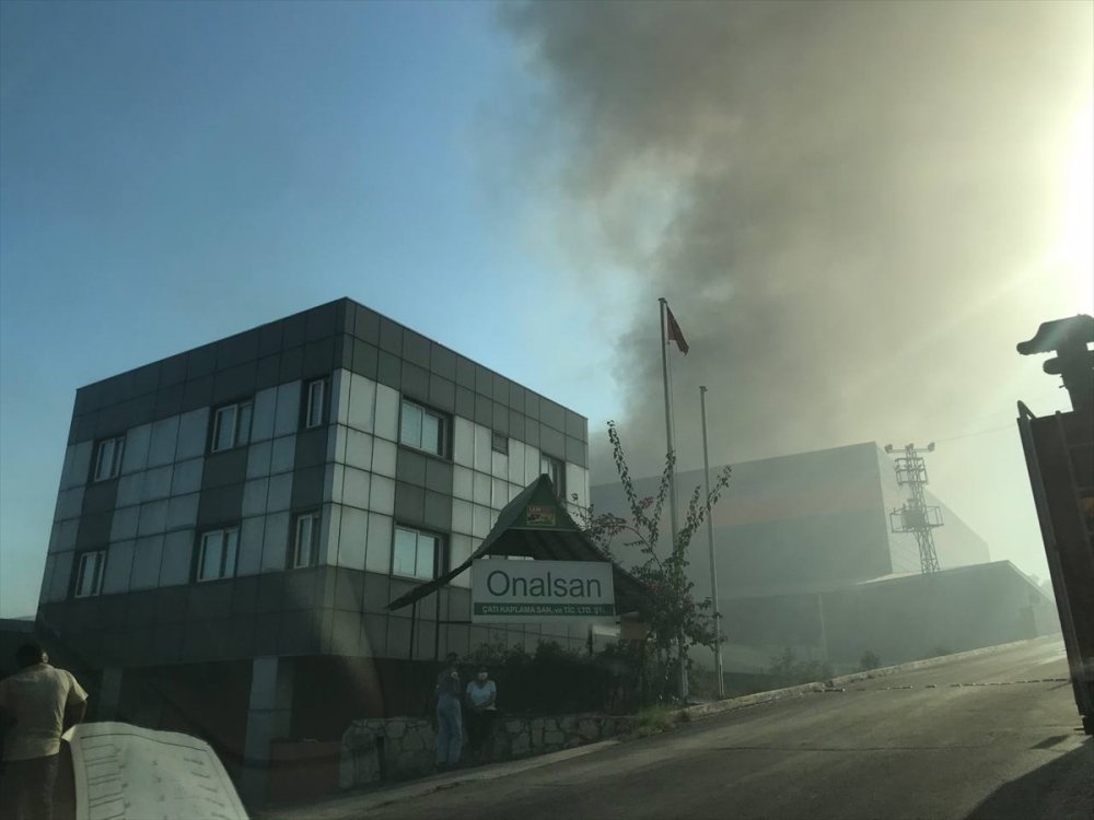 Mersin'de Çivi Fabrikasında Çıkan Yangına Müdahale Ediliyor