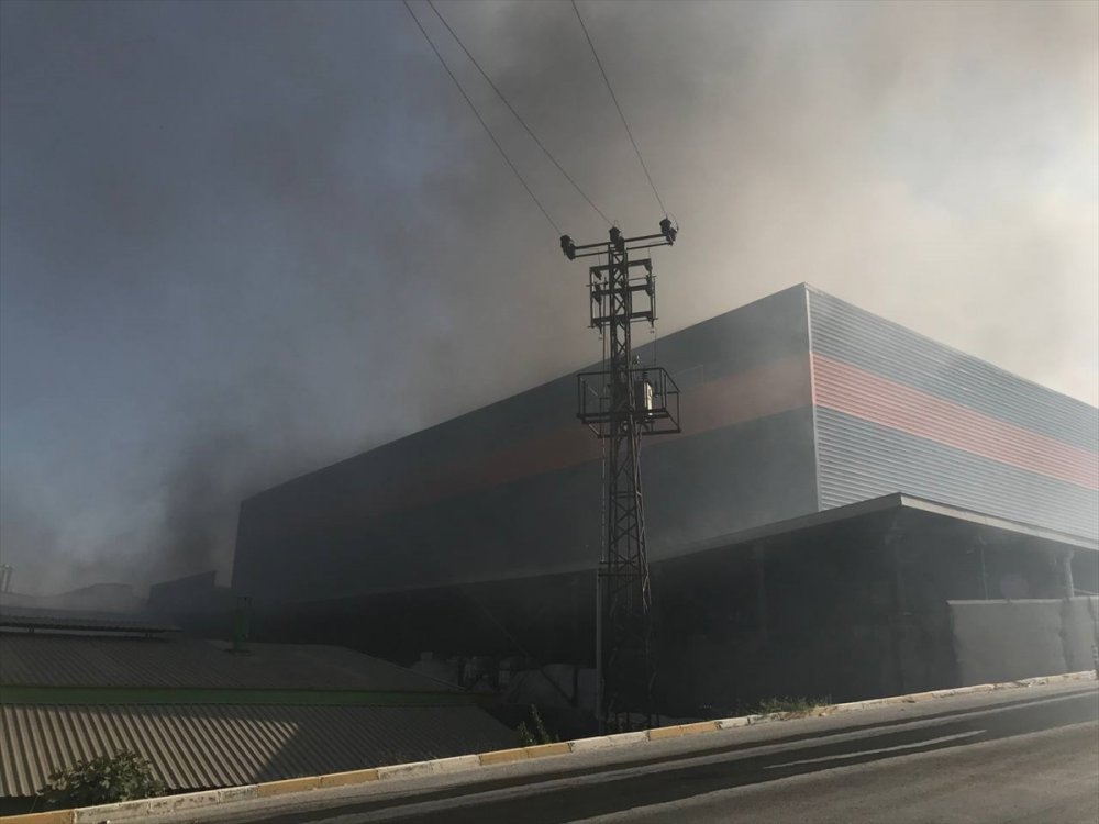 Mersin'de Çivi Fabrikasında Çıkan Yangına Müdahale Ediliyor