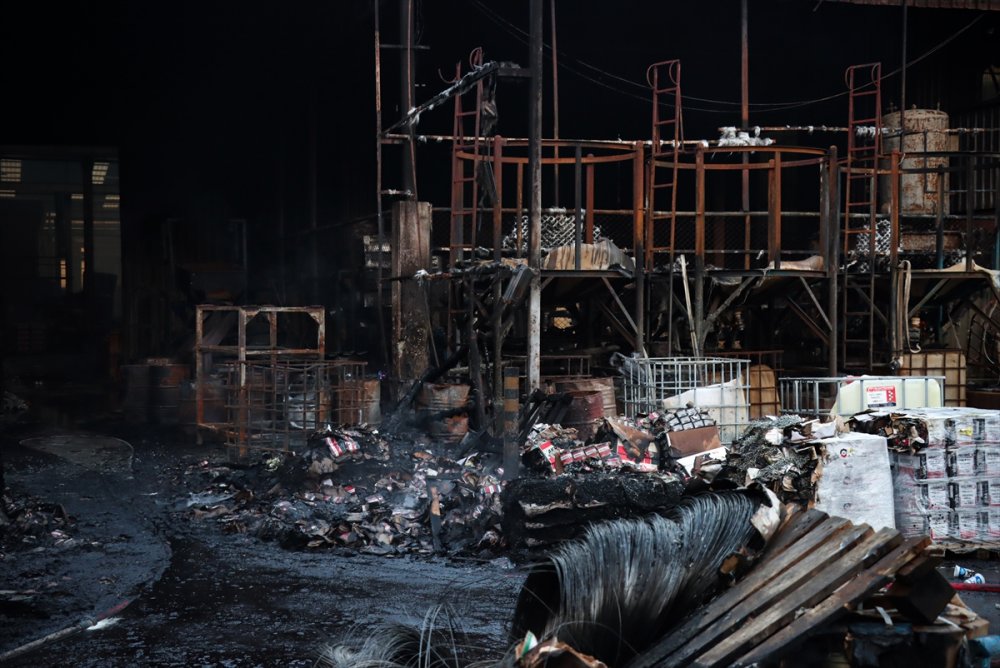 Mersin'de Çivi Fabrikasında Çıkan Yangından Geriye Enkaz Kaldı