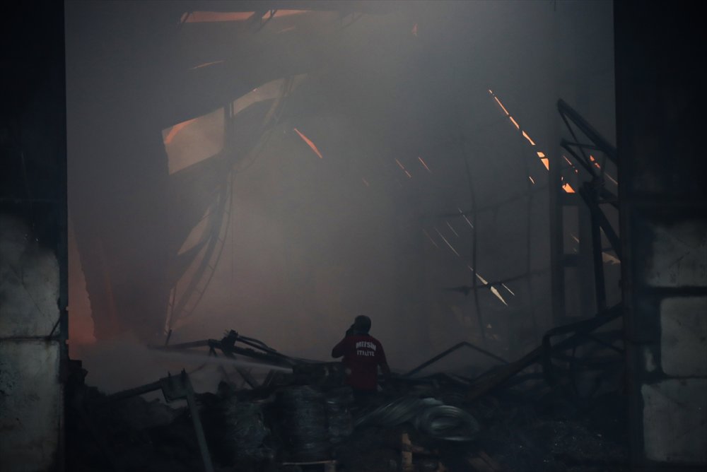 Mersin'de Çivi Fabrikasında Çıkan Yangından Geriye Enkaz Kaldı