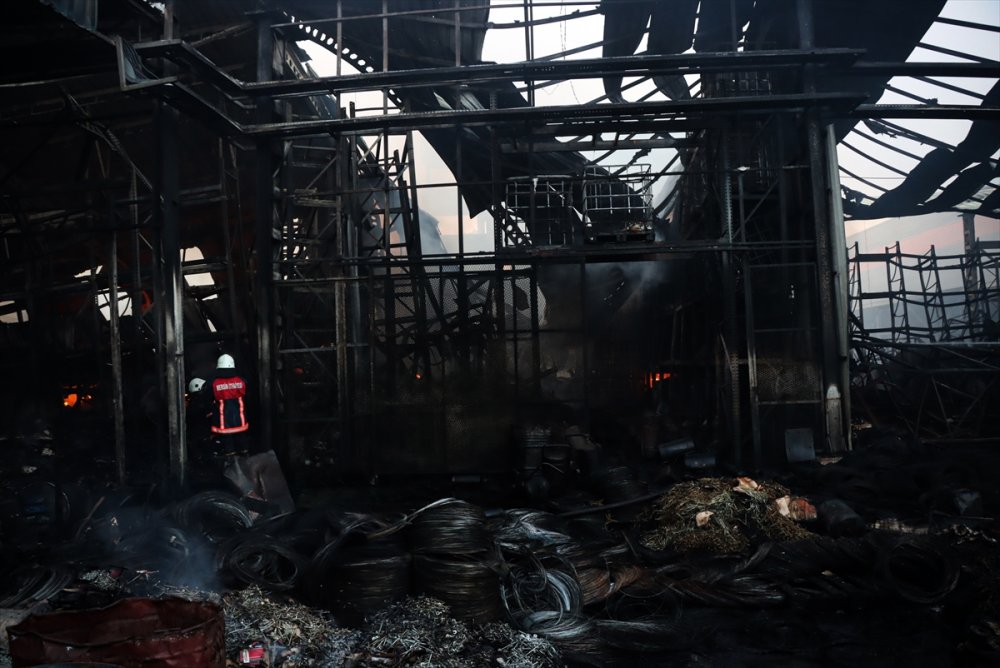 Mersin'de Çivi Fabrikasında Çıkan Yangından Geriye Enkaz Kaldı