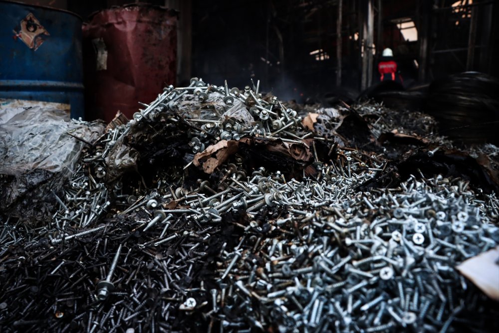 Mersin'de Çivi Fabrikasında Çıkan Yangından Geriye Enkaz Kaldı