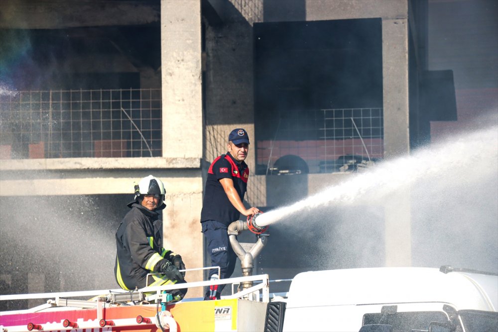 Mersin'de Çivi Fabrikasında Çıkan Yangından Geriye Enkaz Kaldı