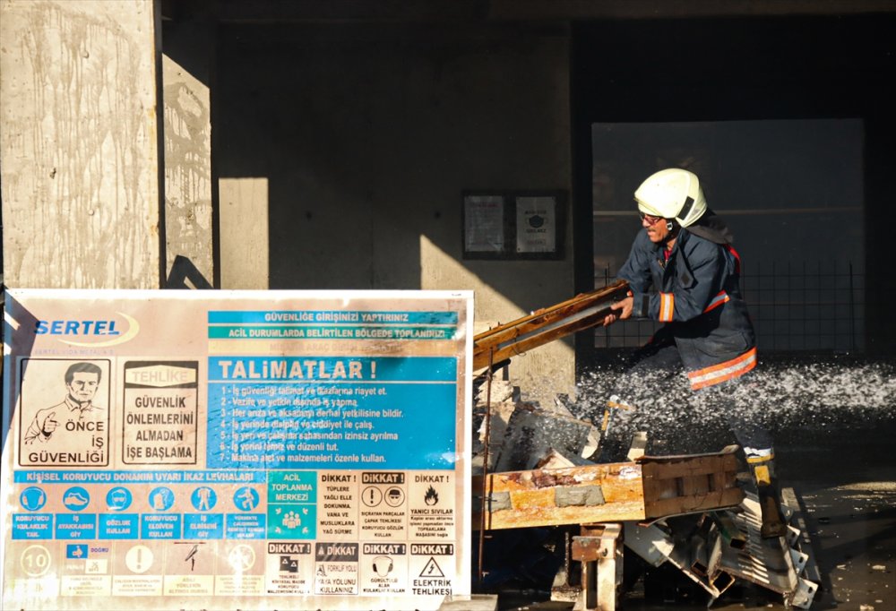 Mersin'de Çivi Fabrikasında Çıkan Yangından Geriye Enkaz Kaldı
