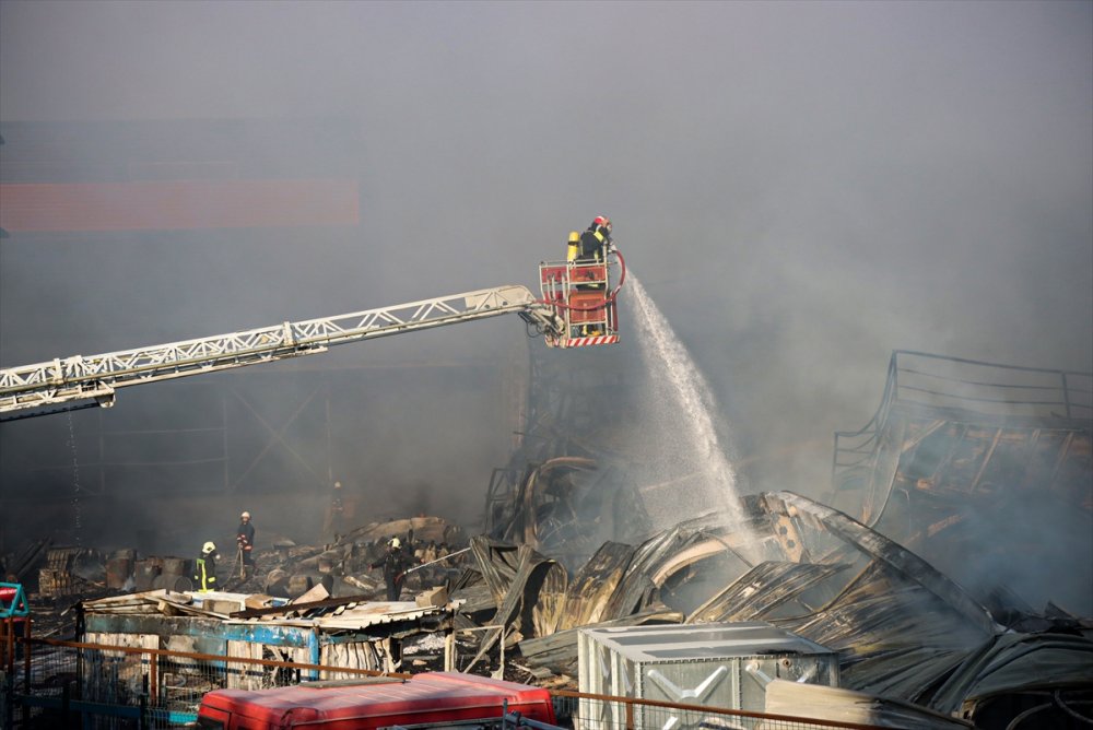 Mersin'de Çivi Fabrikasında Çıkan Yangından Geriye Enkaz Kaldı
