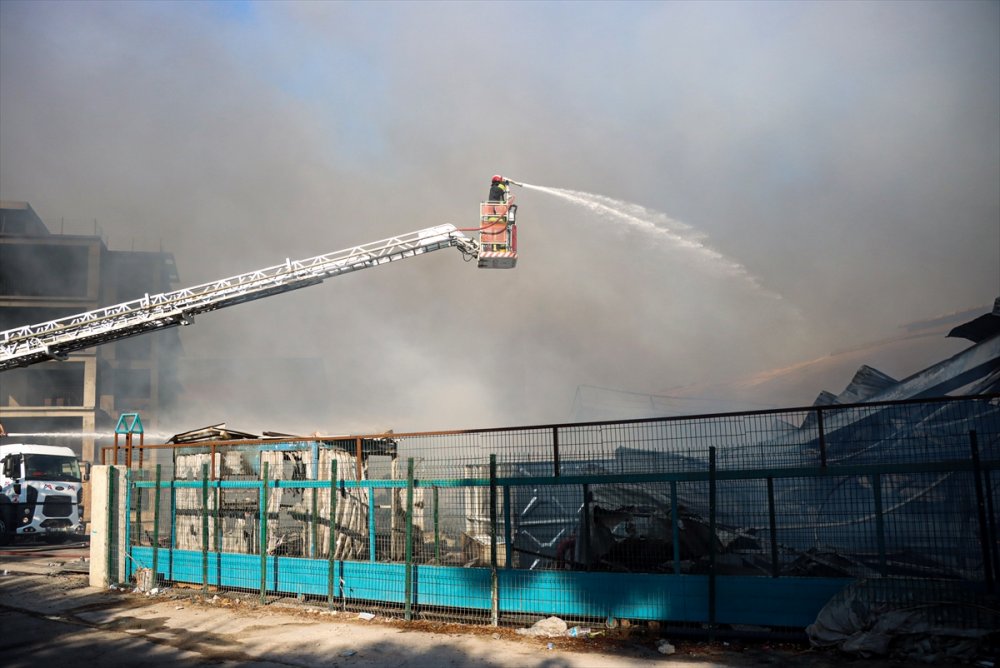 Mersin'de Çivi Fabrikasında Çıkan Yangından Geriye Enkaz Kaldı
