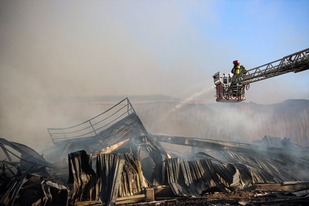 Mersin'de Çivi Fabrikasında Çıkan Yangından Geriye Enkaz Kaldı