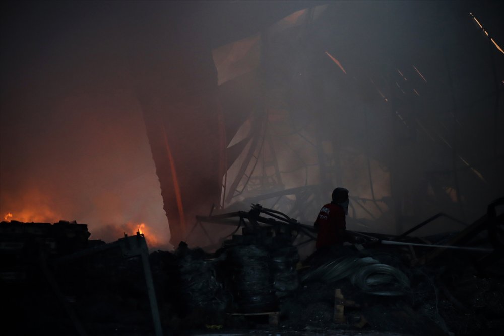 Mersin'de Çivi Fabrikasında Çıkan Yangından Geriye Enkaz Kaldı