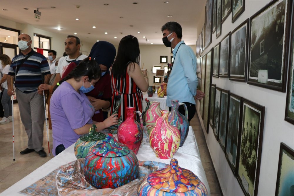 Niğde'de Engellilerin Çalışmalarının Yer Aldığı Ebru Sergisi Açıldı