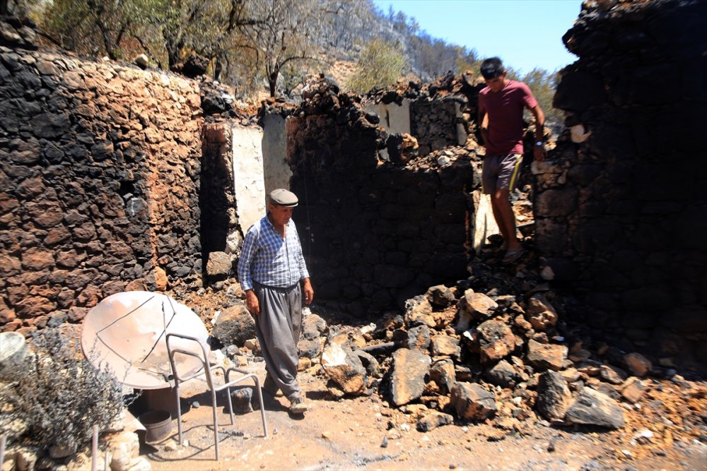 Mersin'deki Yangında Evi Yanan Mahalle Sakini, Acısını Paylaştı