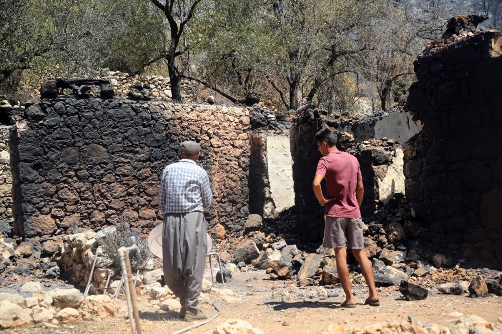 Mersin'deki Yangında Evi Yanan Mahalle Sakini, Acısını Paylaştı