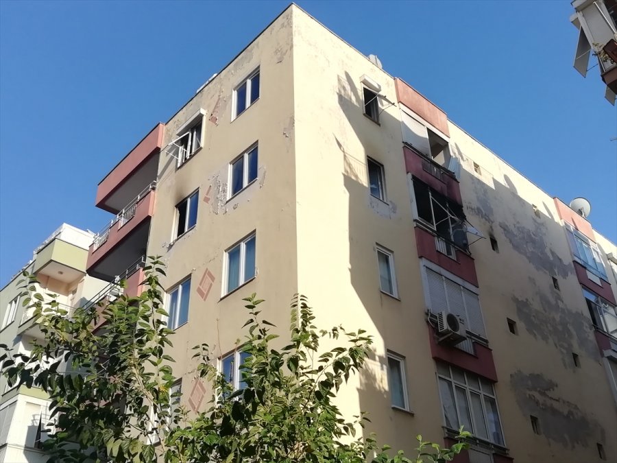 Antalya'da Yangın Çıkan Evde Maddi Hasar Oluştu