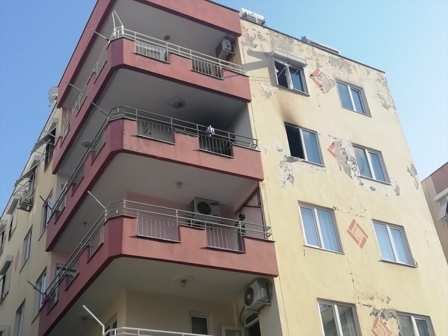 Antalya'da Yangın Çıkan Evde Maddi Hasar Oluştu