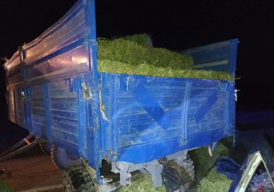 Konya'da Otomobil Traktörün Römorklarına Çarptı: 1 Ölü, 3 Yaralı