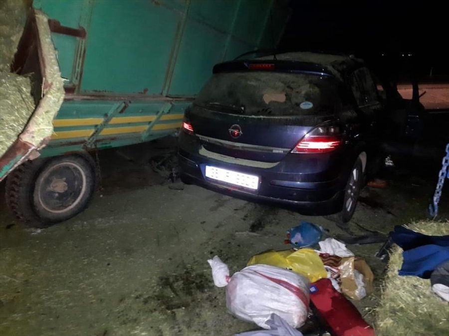 Konya'da Otomobil Traktörün Römorklarına Çarptı: 1 Ölü, 3 Yaralı