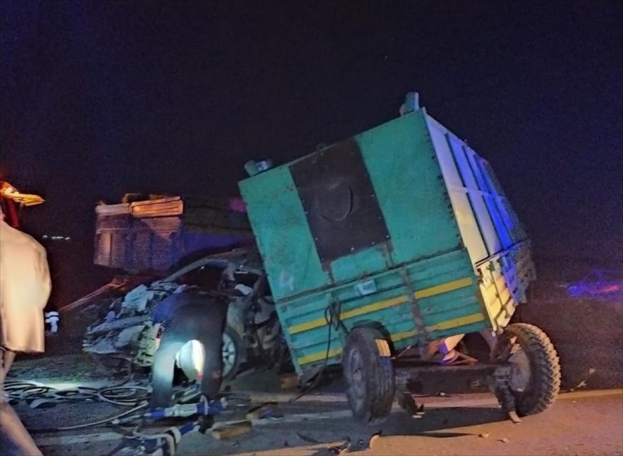 Konya'da Otomobil Traktörün Römorklarına Çarptı: 1 Ölü, 3 Yaralı