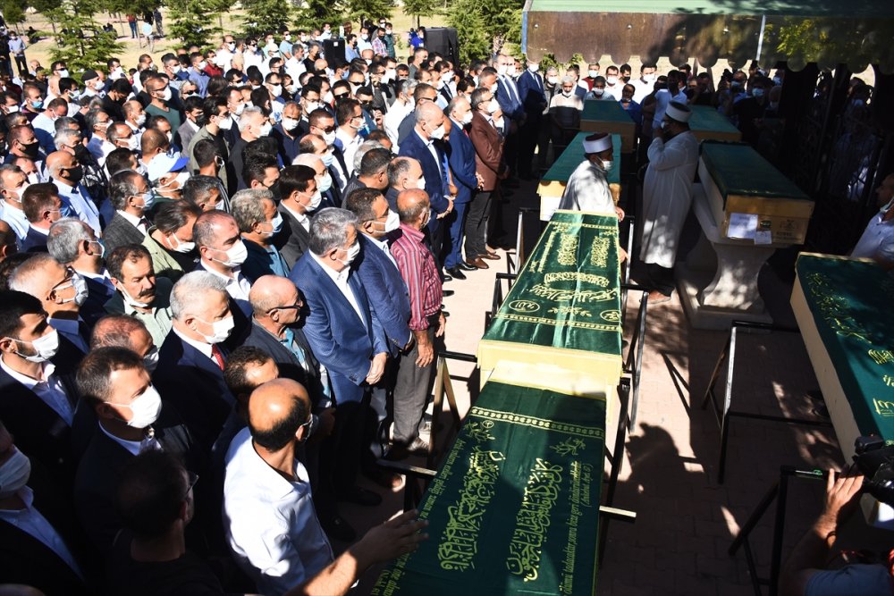 Konya'da Silahlı Saldırıda Öldürülen 7 Kişinin Cenazesi Toprağa Verildi