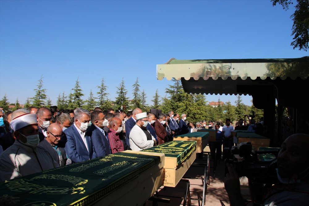 Konya'da Silahlı Saldırıda Öldürülen 7 Kişinin Cenazesi Toprağa Verildi