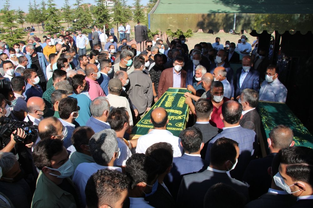 Konya'da Silahlı Saldırıda Öldürülen 7 Kişinin Cenazesi Toprağa Verildi